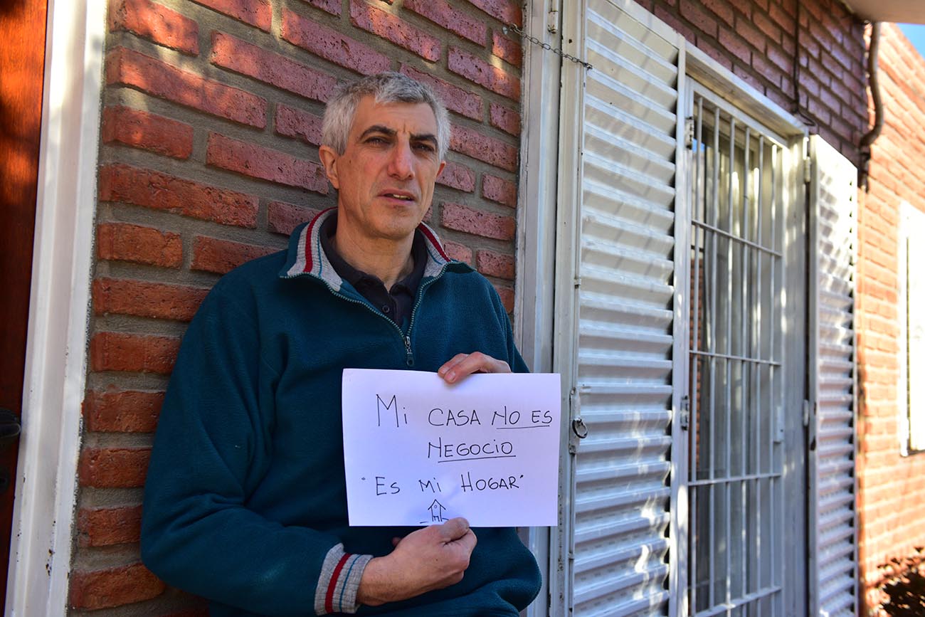 Walter Hag Ali (53) relata que con su sueldo de empleado hace un gran esfuerzo para no atrasarse: “Estoy pagando  una cuota de110 mil pesos”. (José Gabriel Hernández / La Voz)