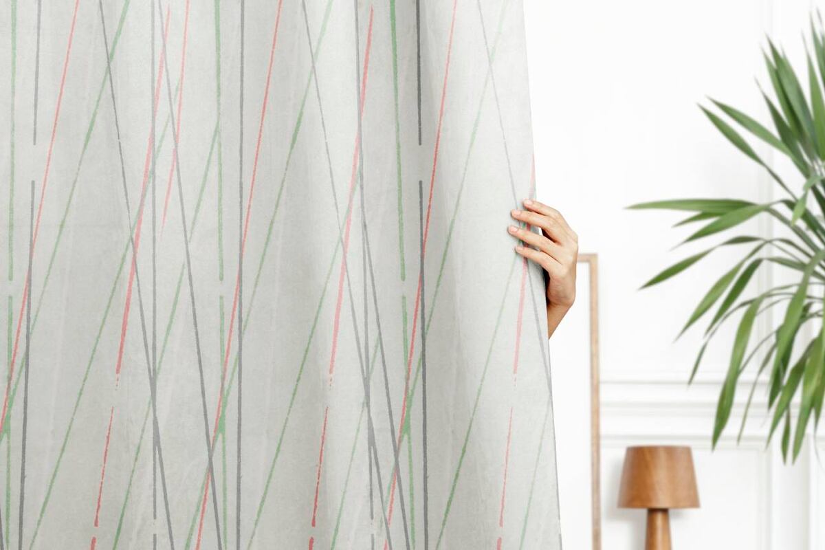Durante años, las cortinas fueron un elemento esencial en la decoración del hogar, pero su mantenimiento complicado y la evolución del diseño de interiores llevó a muchas personas a buscar opciones más prácticas y funcionales. (Freepik)