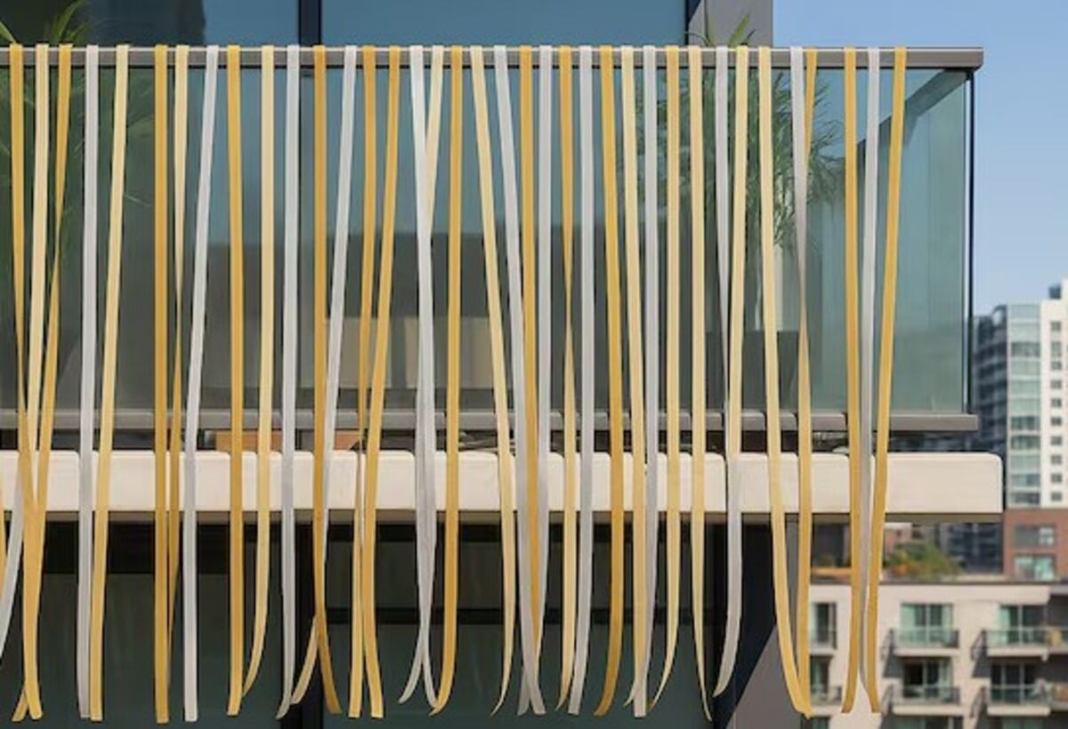 El truco infalible y ecológico: para qué sirven las cintas doradas y plateadas que ves en los balcones