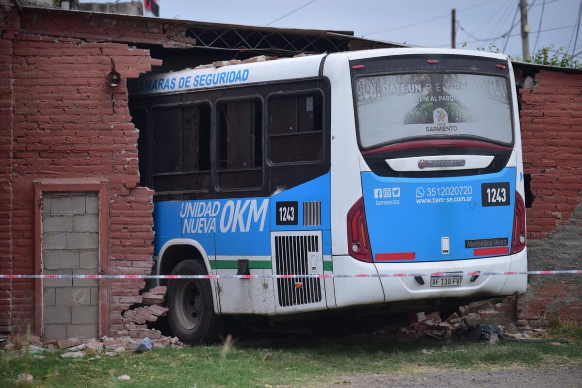 Un colectivo se incrustó en un taller mecánico y en una casa en Armada Argentina, de barrio Residencial Sur. (Ramiro Pereyra / La Voz)