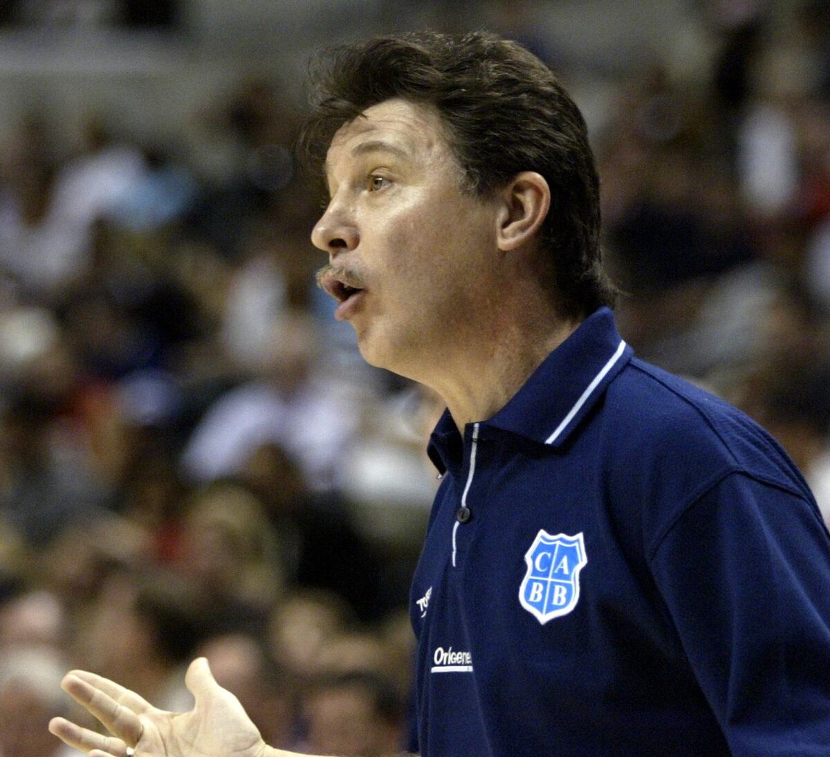 Rubén Magnano en acción el 4 de septiembre de 2002 cuando Argentina puso de rodillas al seleccionado de Estados Unidos compuesto por jugadores de la NBA. (AP / Archivo)
