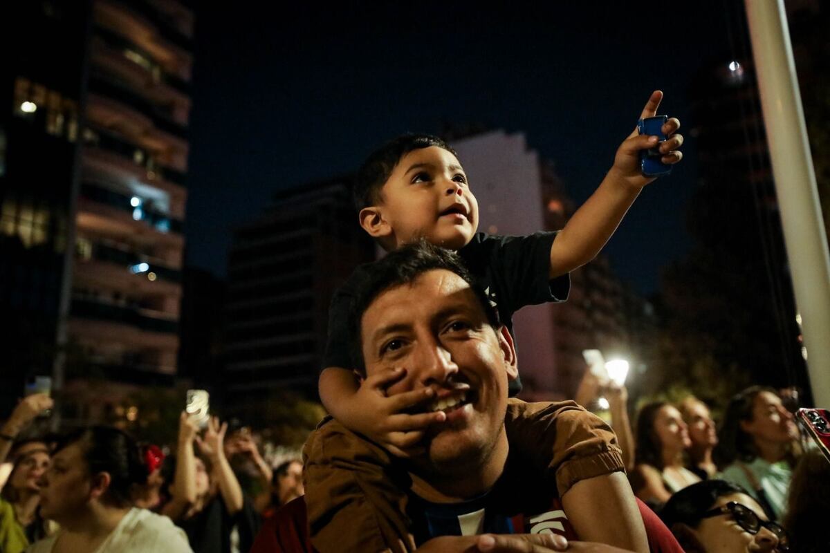 En fotos y videos, así se ve el arbolito de Navidad gigante de Córdoba. (Prensa Gobierno)