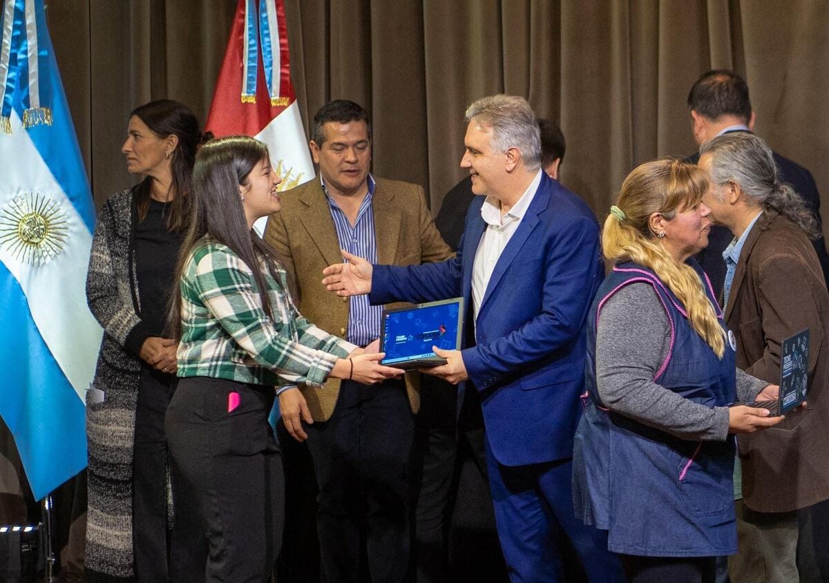 El gobernador Martín Llaryora entregó 320 netbooks a estudiantes de los Institutos de Formación Docente de la provincia de Córdoba. (Gobierno de Córdoba)