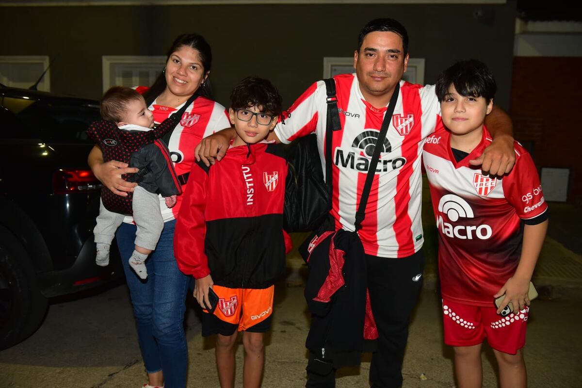 Hinchas de Instituto en la previa del partido con Central Córdoba por el Torneo Apertura. (Jorge Peñalba / La Voz)