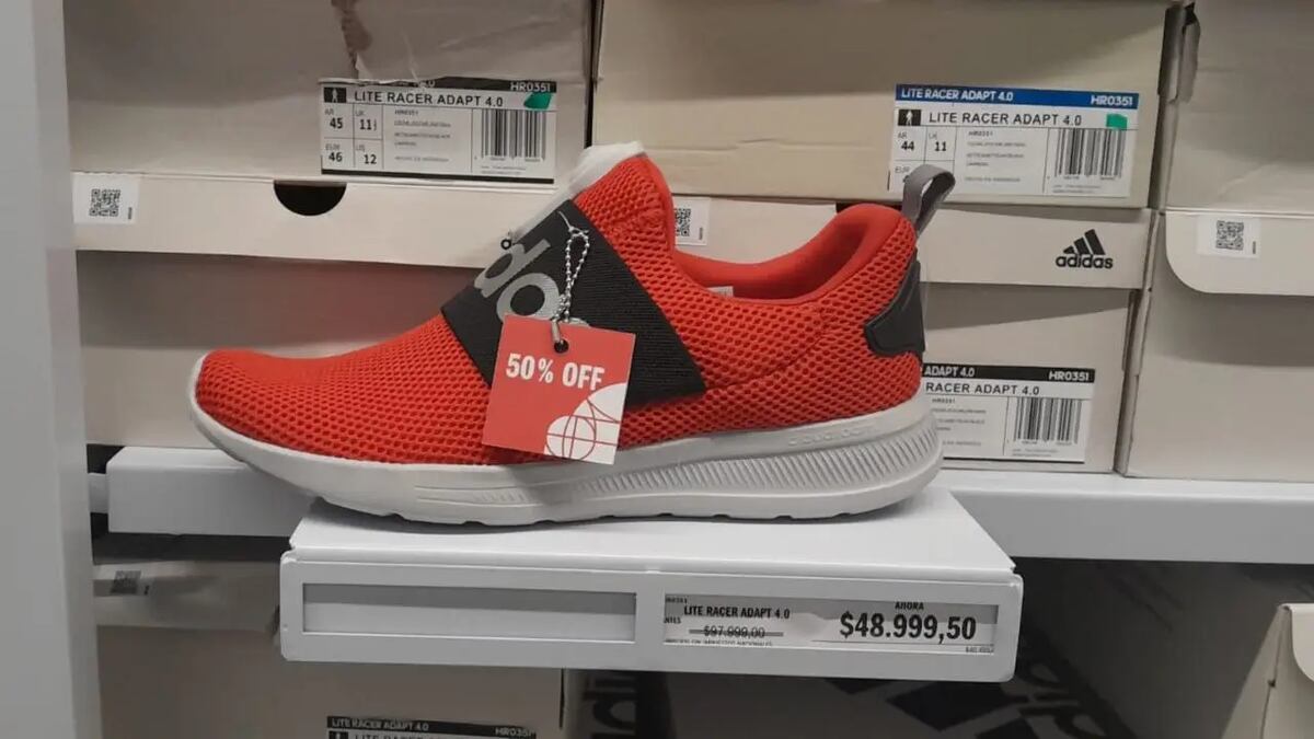 Las ofertas de zapatillas adidas en un importante centro comercial de Buenos Aires.