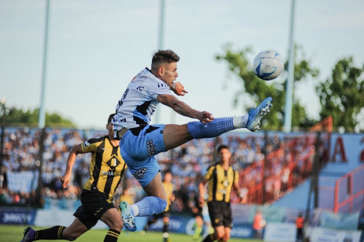 El "Wachi" García y un control que es una belleza. Fue en la final del partido con Deportivo Madryn en el estadio de Arsenal. (Federico López Claro)
