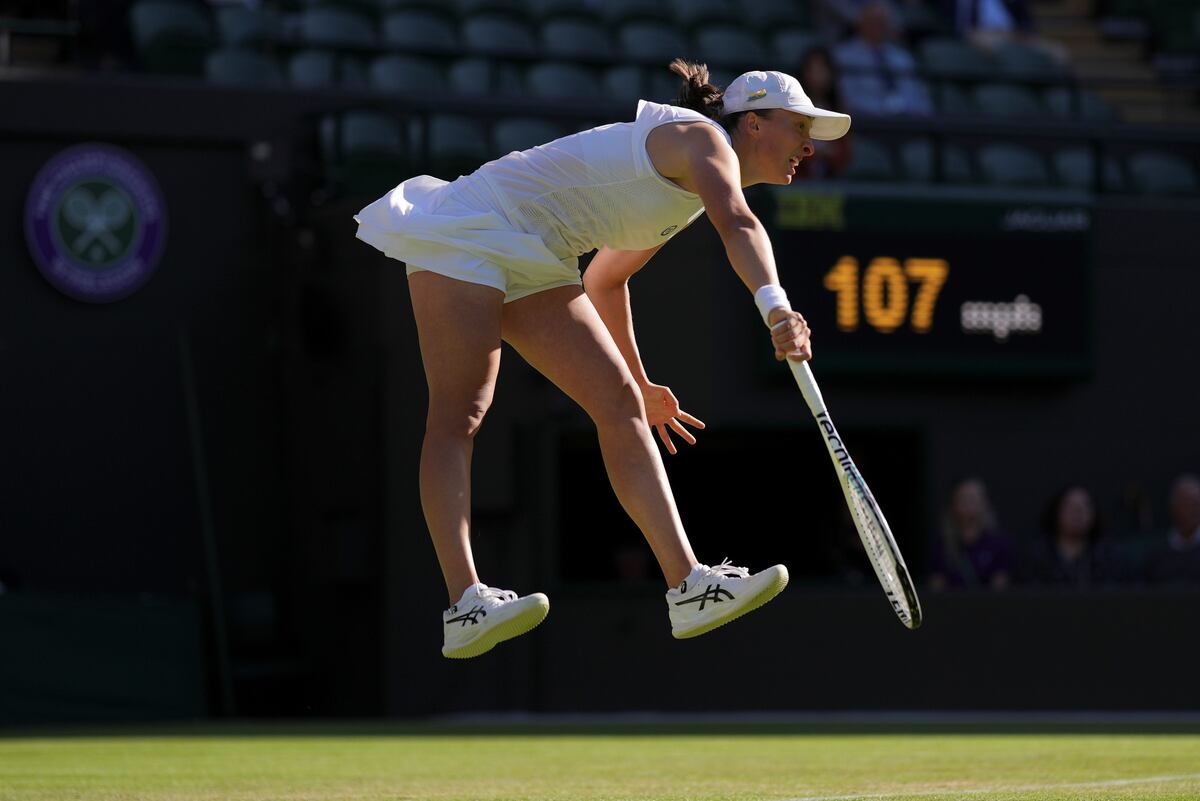 Wimbledon y una postal de saque de Iga Swiatek. (AP)