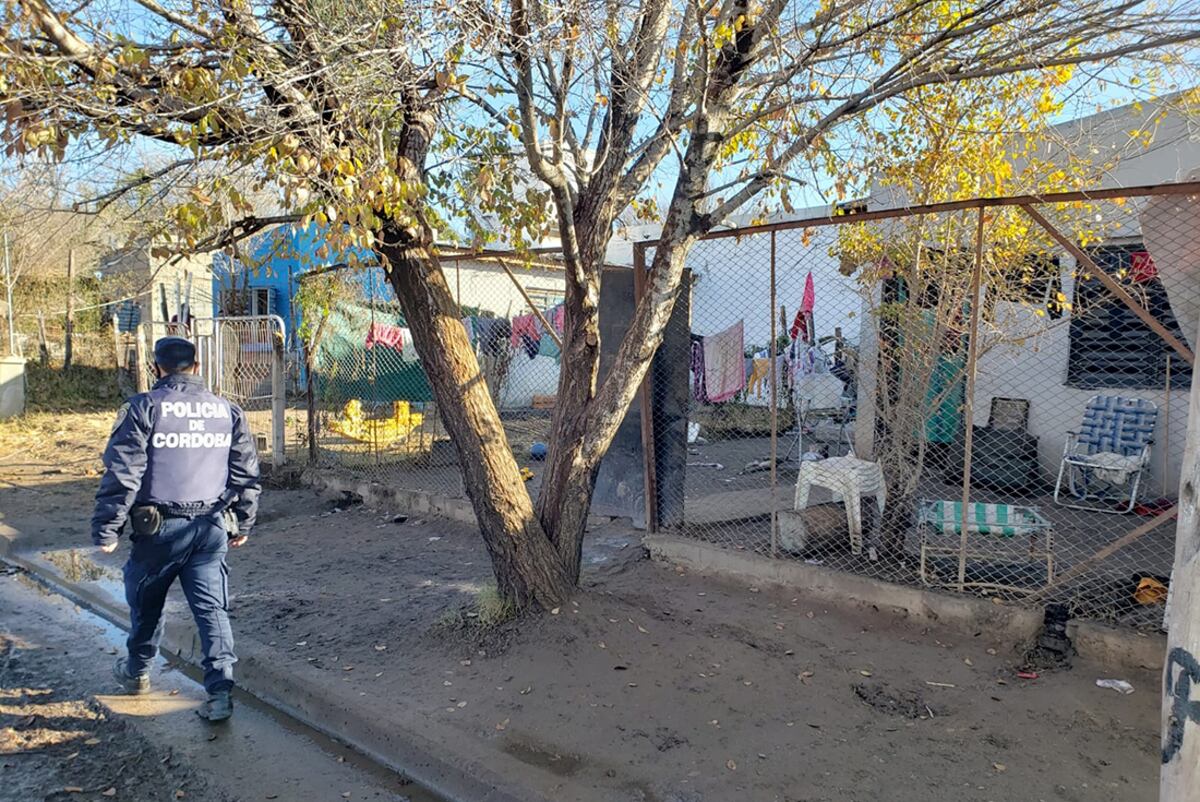 Custodia. Este martes fue apostada custodia frente a la casa donde se produjo la muerte de Yamila Herter. (Ramiro Pereyra / LaVoz).