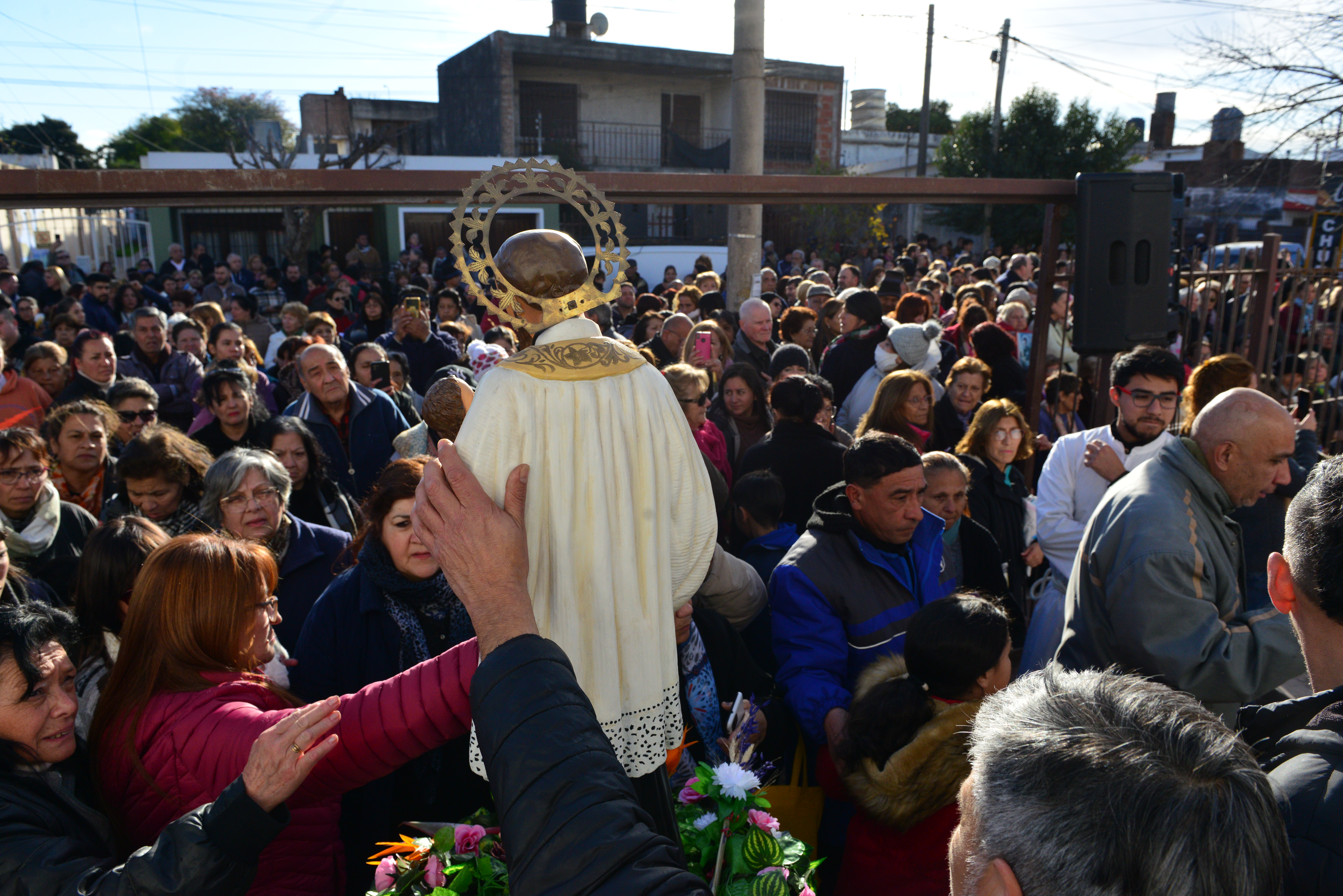 Procesión y misa por las calles de Altamira por San Cayetano en la parroquia del barrio.