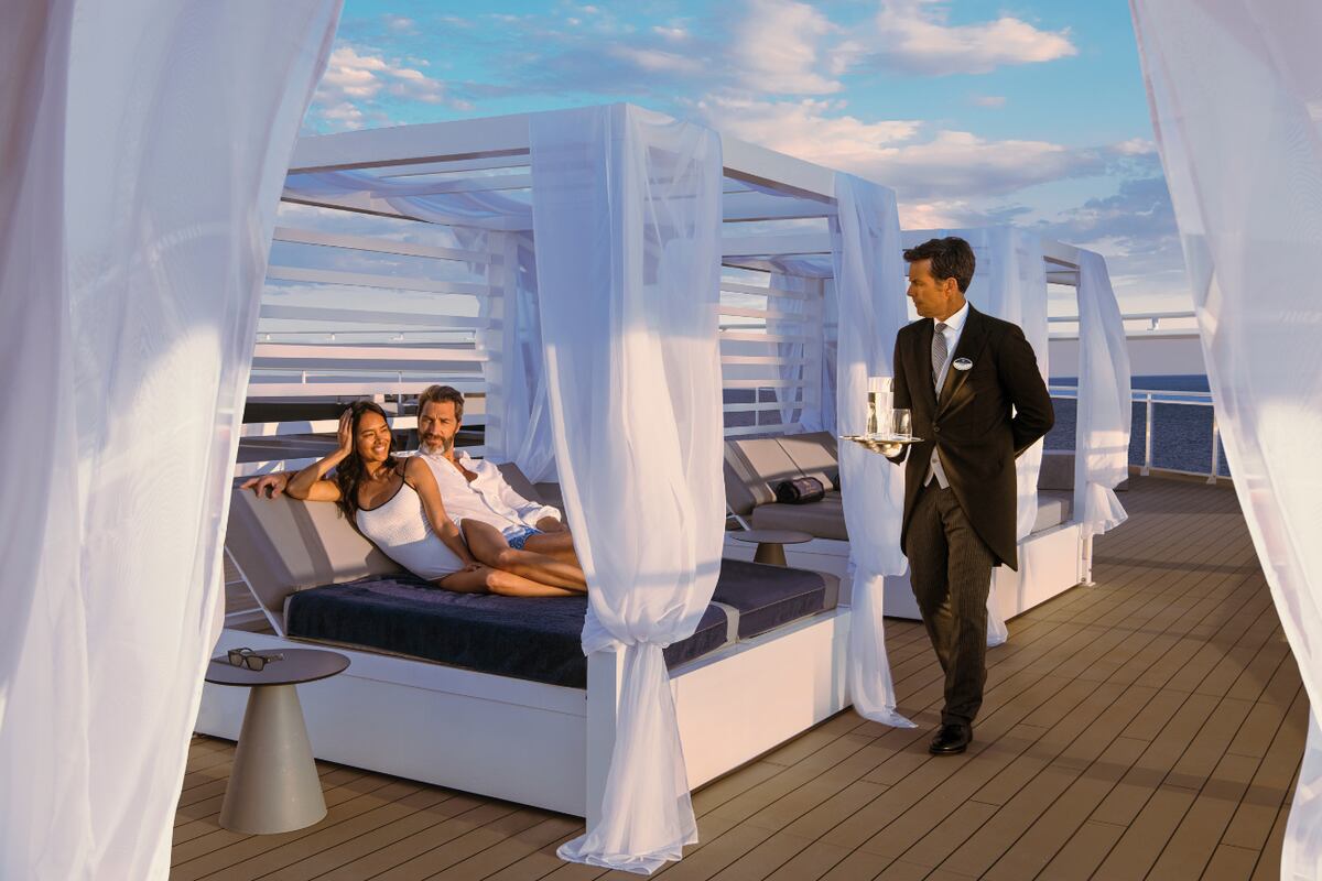 Cenas gourmet, vinos curados por sommeliers y lounges con horizonte al mar, todo incluido.
