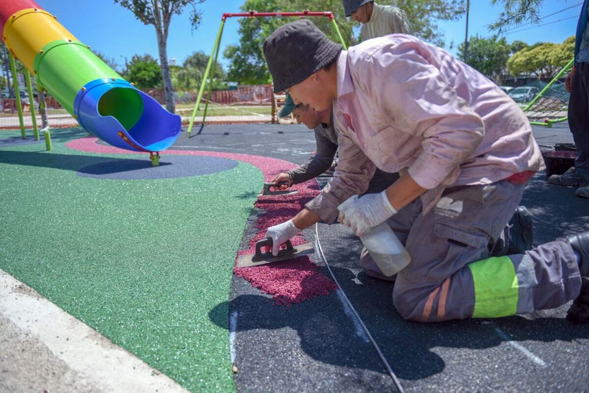 En la plaza de barrio Los Naranjos, el piso blando en el sector de juegos infantiles se hizo con granulado de neumáticos fuera de uso. (Municipalidad de Córdoba)