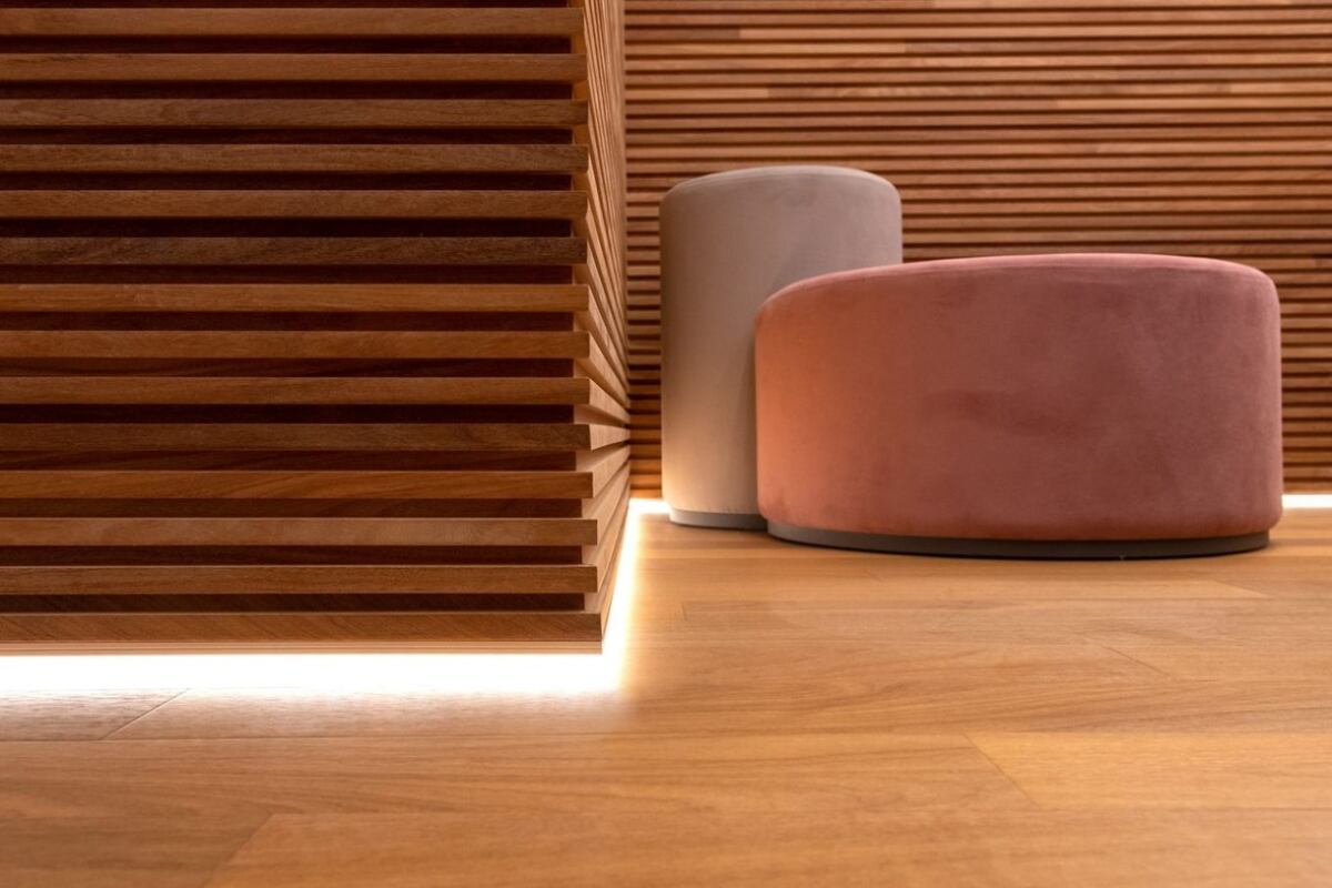 Listello Led Multireflex, ideal para generar un efecto decorativo en paredes o zócalos. La tira led tiene un efecto difusor y homogéneo de luz directa o indirecta. Foto: Atrim