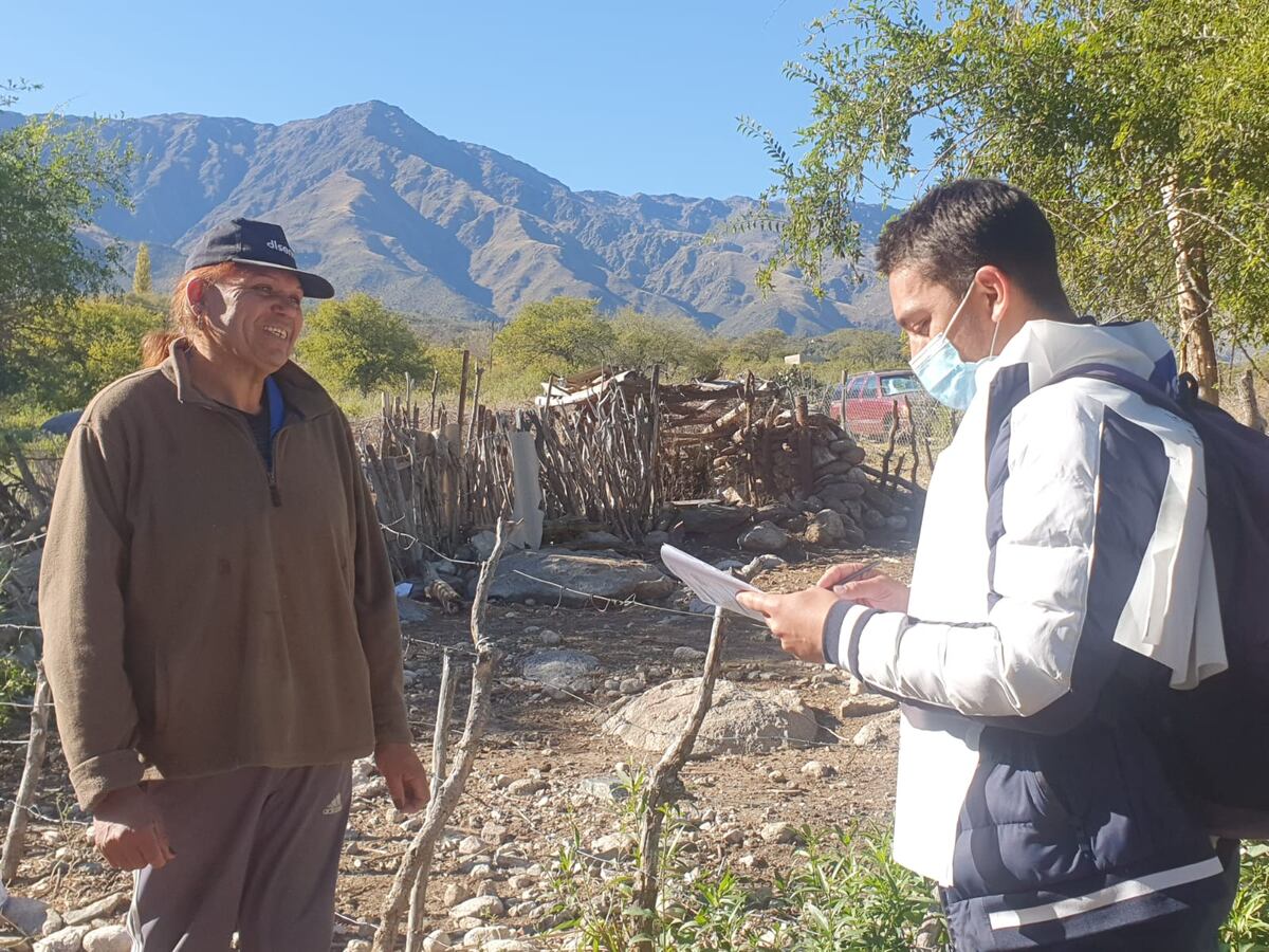 Lo conocen como "El Negro" Villegas. Vive en zona rural de montaña, en Traslasierra, es trans y estaba feliz de que el censo permitiera ampliar la identidad de género. (La Voz)