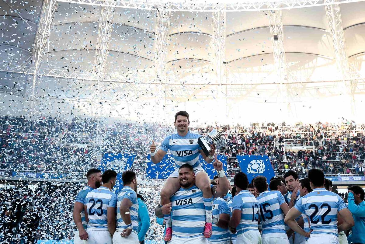 El festejo del equipo argentino, y el del cordobés Lautaro Bazán Vélez, quien debutó en Los Pumas en Santiago del Estero. (Prensa UAR)