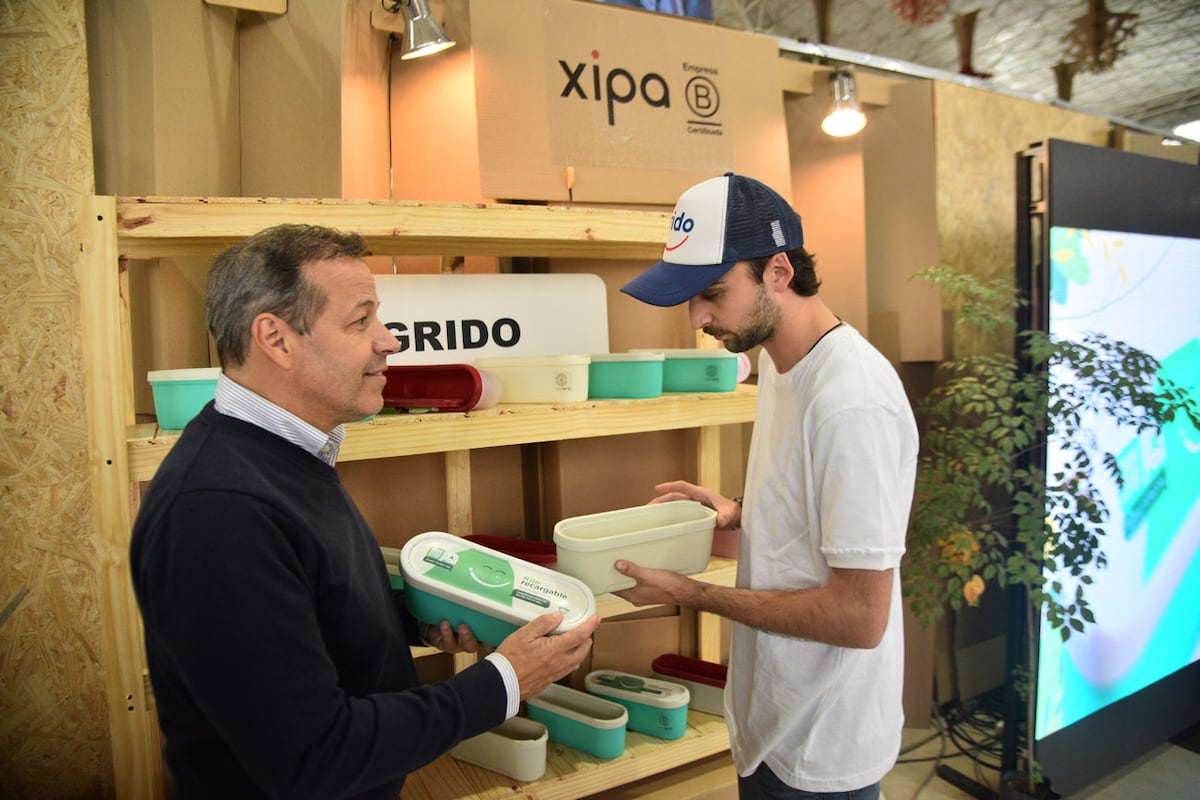 Alejandro Romano Rusiñol, de Xipa, muestra el pote recargable para Grido (Pedro Castillo / La Voz)