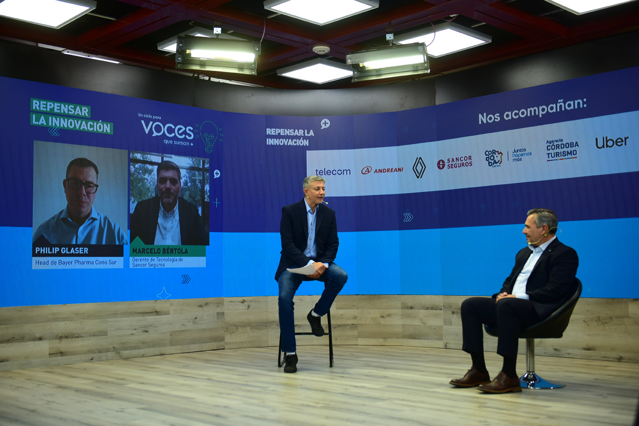 SEGUNDO PANEL. El diálogo fue enriquecido por Claudio Puértolas, presidente de Epec, en forma presencial, mientras que a distancia estuvieron Philip Glaser (head de Bayer Pharma Cono Sur) y Marcelo Bértola (gerente de tecnología de Sancor Seguros). (Nicolás Bravo / La Voz)