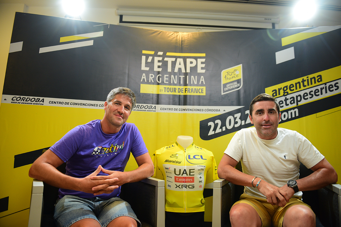 Maximiliano Richeze (izquierda de la imagen) junto a Marcelo La Gattina, periodista especializado en ciclismo, en su visita a Córdoba. (José Gabriel Hernández / La Voz)