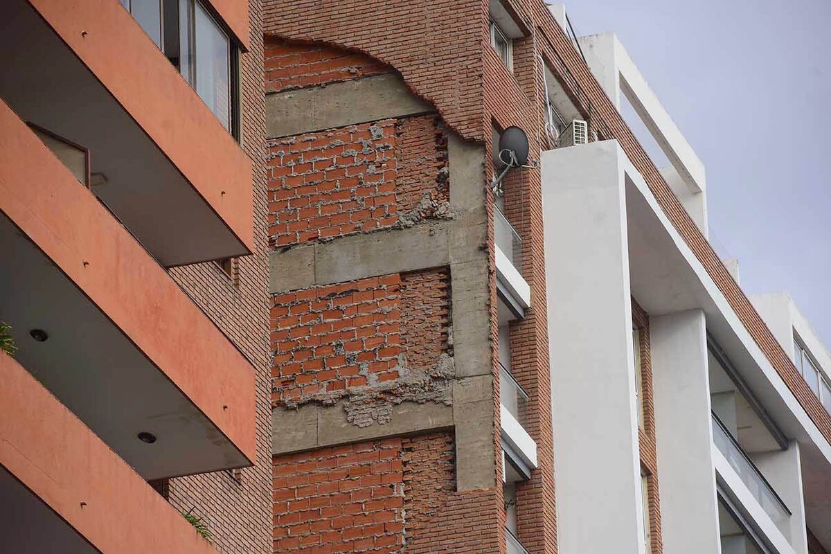 Derrumbe de mampostería en un edificio de barrio Güemes de la ciudad de Córdoba.
