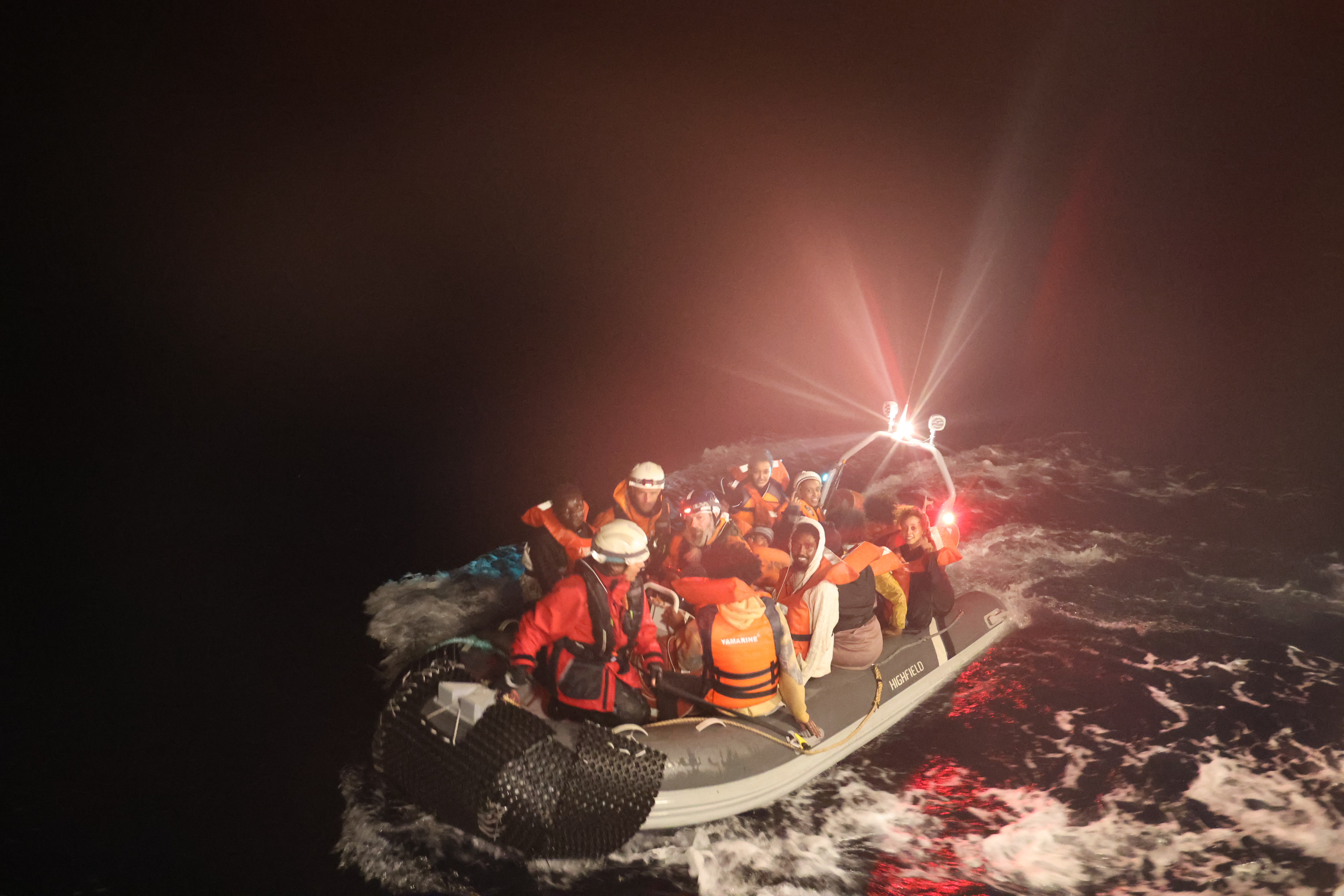 El equipo de MSF rescata a un grupo de 27 personas que estaba en peligro a bordo de una embarcación de goma y las traslada al nuevo barco de búsqueda y rescate, el Oyvon. Todas fueron desembarcadas a salvo a la mañana siguiente en Lampedusa, Italia. Mar Mediterráneo. (MSF)