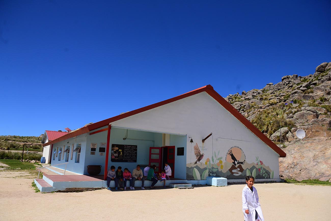 En la escuela de alta Montaña Ceferino Namuncurá de la Pampa de Achala ya cuentan con conectividad a internet de 300 megas gracias a las antenas Starlink instaladas por el Gobierno provincial. (José Gabriel Hernández / La Voz)