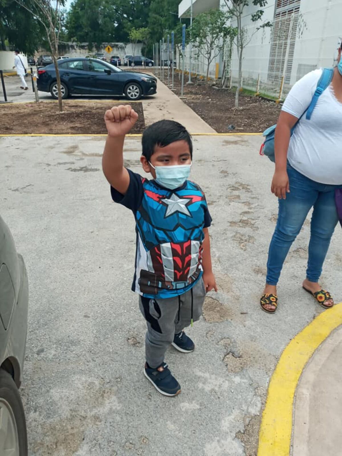 Axel. El niño venció al cáncer y lo celebró con su familia. (Facebook)