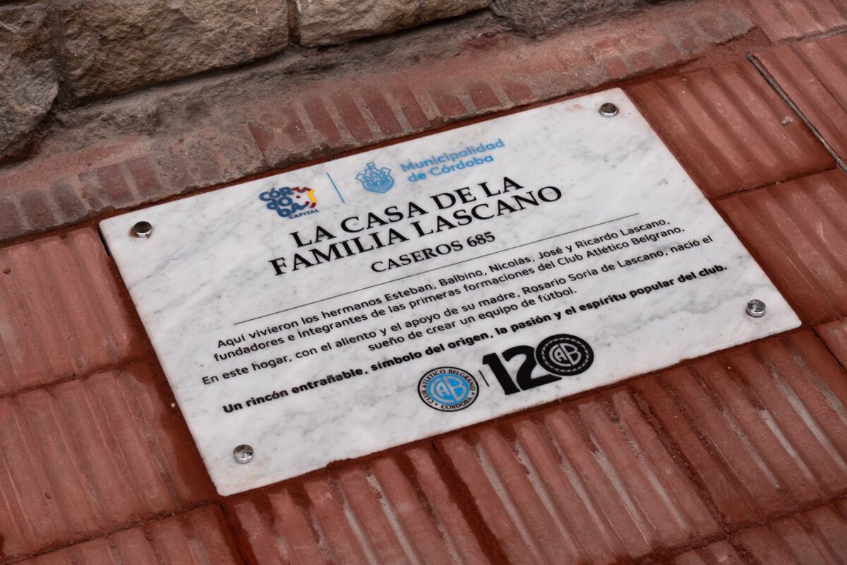 Junto a la Municopalidad de Córdoba, Belgrano descubrió tres baldosas conmemorativas en homenaje a sitios emblemáticos de la historia fundacional del club. (Prensa Belgrano).