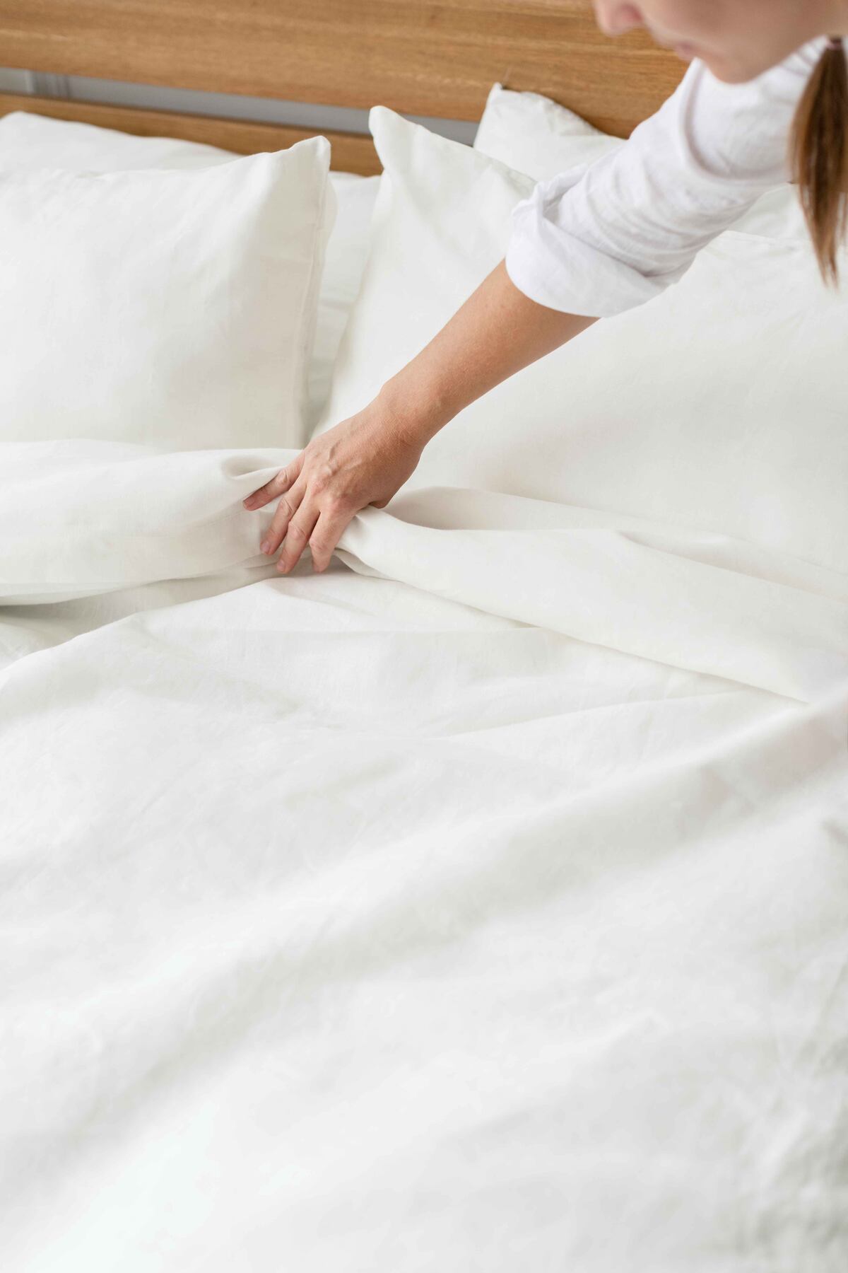 Tender o hacer la cama consiste en ordenar la ropa de cama (sábanas, mantas, acolchado) tras su uso para proporcionar orden y estética al dormitorio. (Freepik)