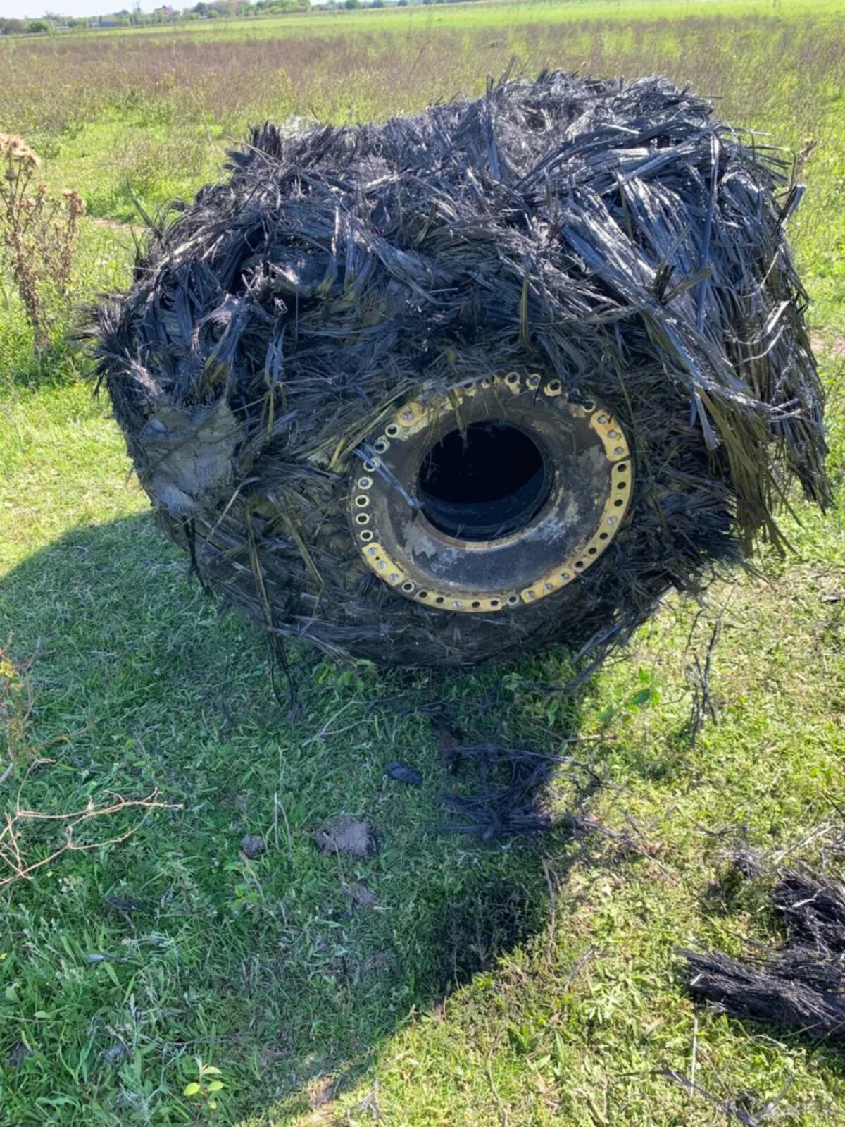 Cayó un objeto metálico del cielo en Puerto Tirol y generó alerta en la zona rural. (Diario Chaco)