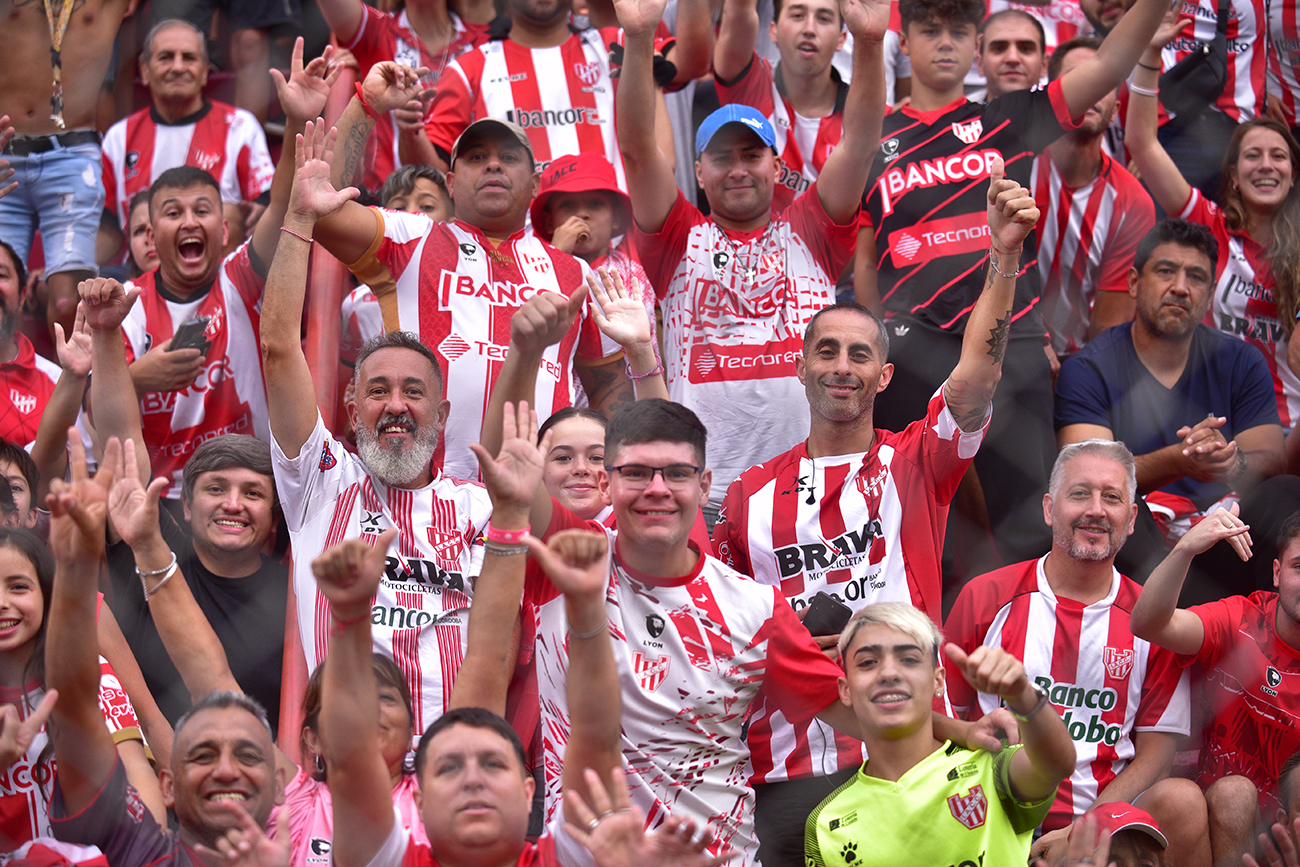 Fotos de hinchas de Instituto en el estadio Monumental en el partido ante Sarmiento de Junín para la Liga Profesional. (Ramiro Pereyra)