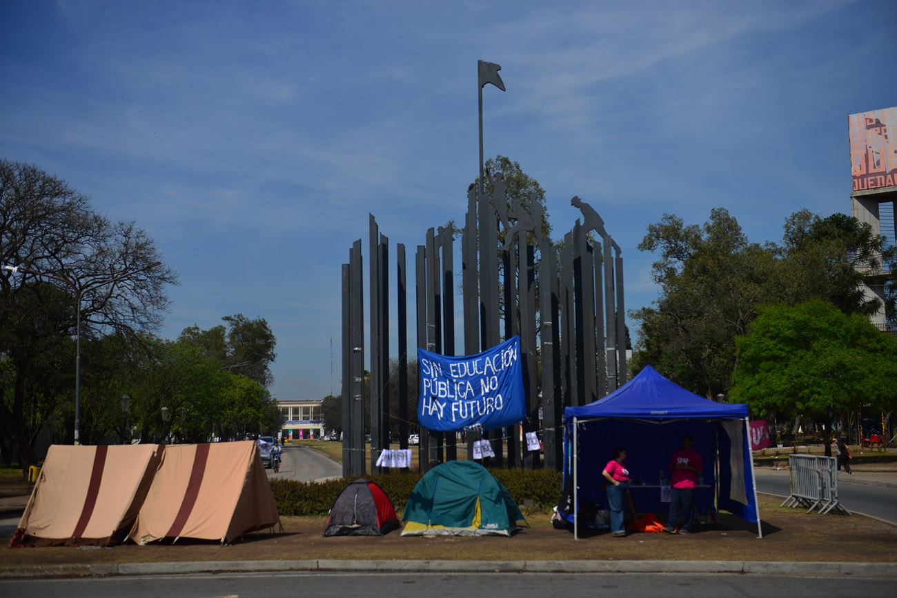Paro universitario tras el veto presidencial. Estudiantes de la UNC tomaron las facultades de Psicología, Comunicacion, Filosofía, Ciencias Sociales y Artes. (Nicolás Bravo / La Voz)