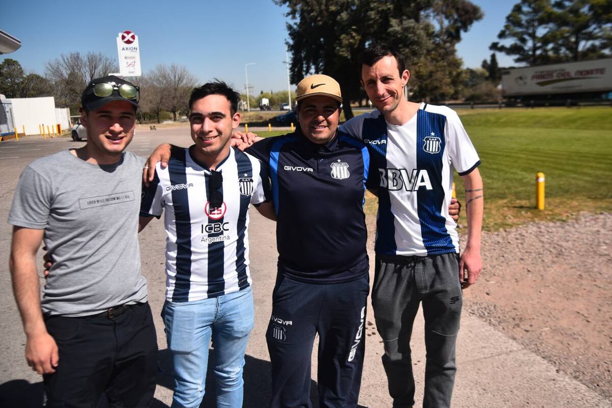 Hinchas de Talleres en Río Cuarto (Pedro Castillo / La Voz)