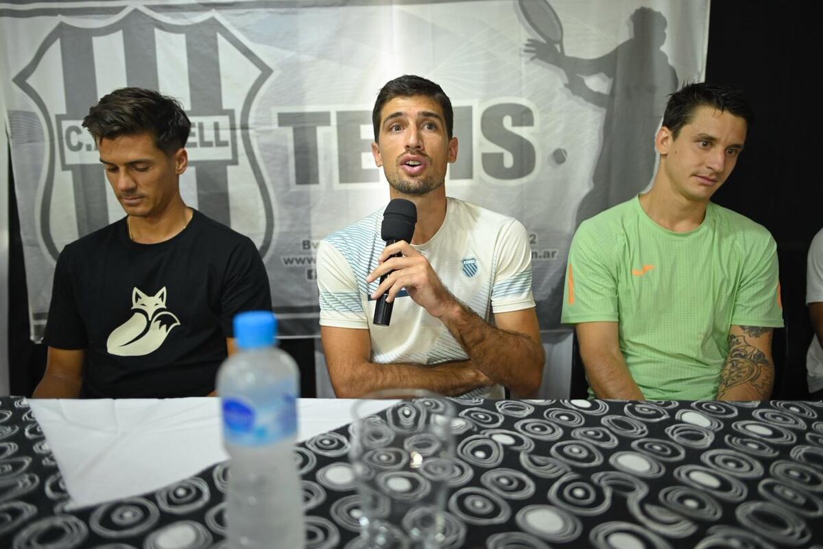Pedro Cachín, en el centro de la escena, en la previa al evento realizado en Bell Villo. Lo acompañaron, entre otros, Federico Coria (izquierda) y Camilo Ugo Carabelli (derecha). (Gentileza Leo Zarini)