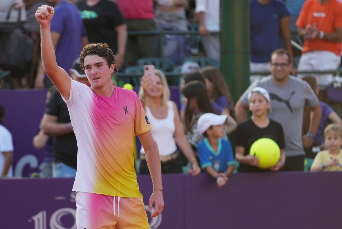 El brasileño Joao Fonseca celebra tras derrotar al serbio Laslo Djere durante un partido de tenis de semifinales del Abierto de Argentina ATP en el estadio Guillermo Vilas de Buenos Aires, el sábado 15 de febrero de 2025. (AP Foto/Gustavo Garello)