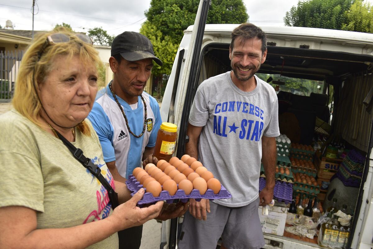 David Villarreal, vendedor de huevos en barrios de la zona sur de la ciudad de Córdoba. (José Gabriel Hernández / La Voz)