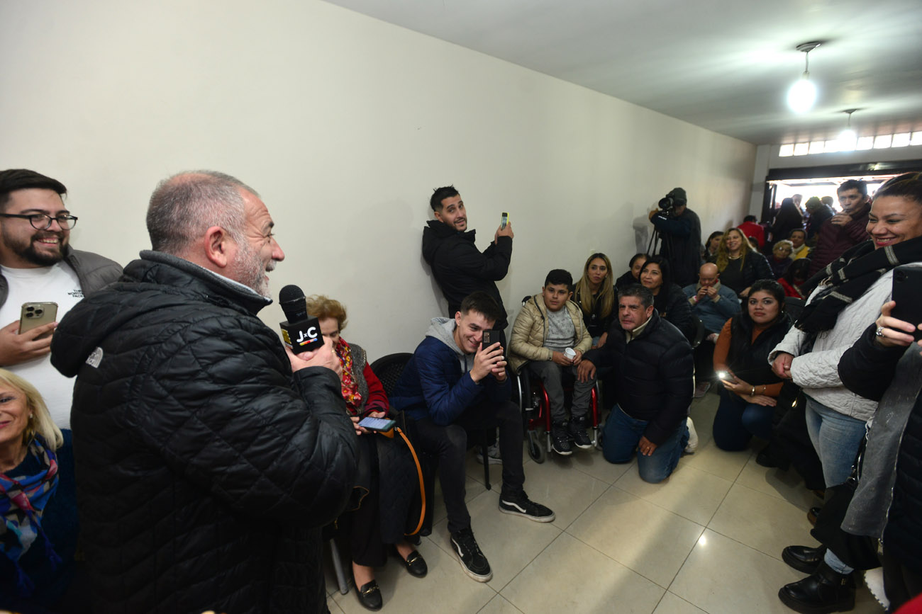 Luis Juez en un acto de campaña en barrio Talleres. (Nicolás Bravo / La Voz)