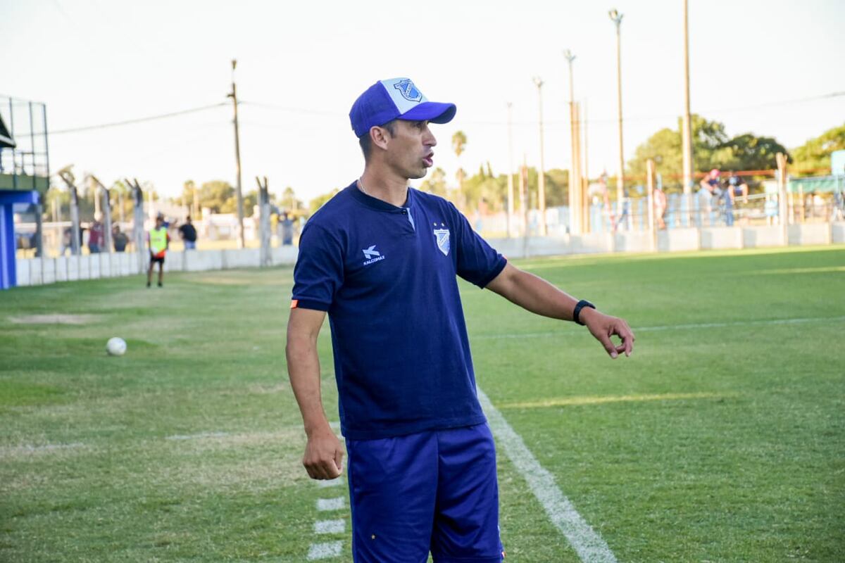 Mariano Cambursano y su último trabajo en Ateneo de General Cabrera, antes de River. (Gentileza Al Toque Deportes)