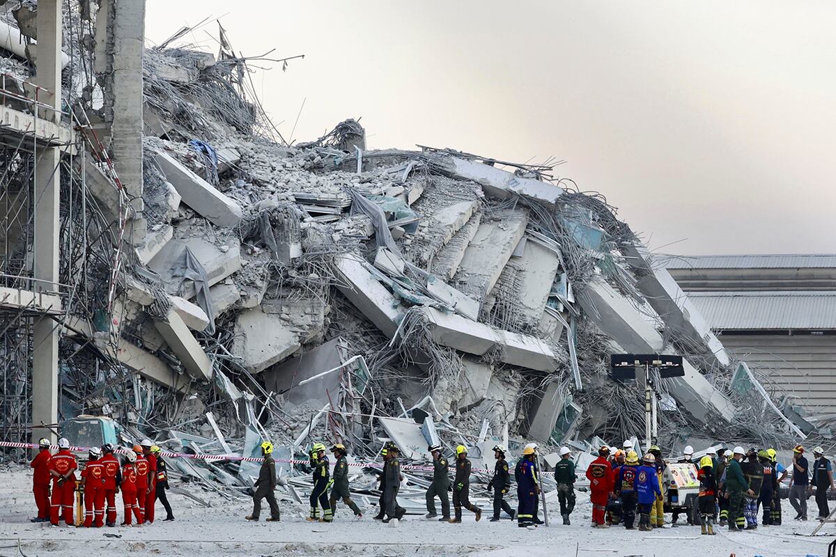 Rescatistas trabajan en el lugar de un edificio de gran altura en construcción que se derrumbó tras un terremoto de magnitud 7,7 en Bangkok, Tailandia, el viernes 28 de marzo de 2025. (Foto AP/Wason Wanichakorn)
