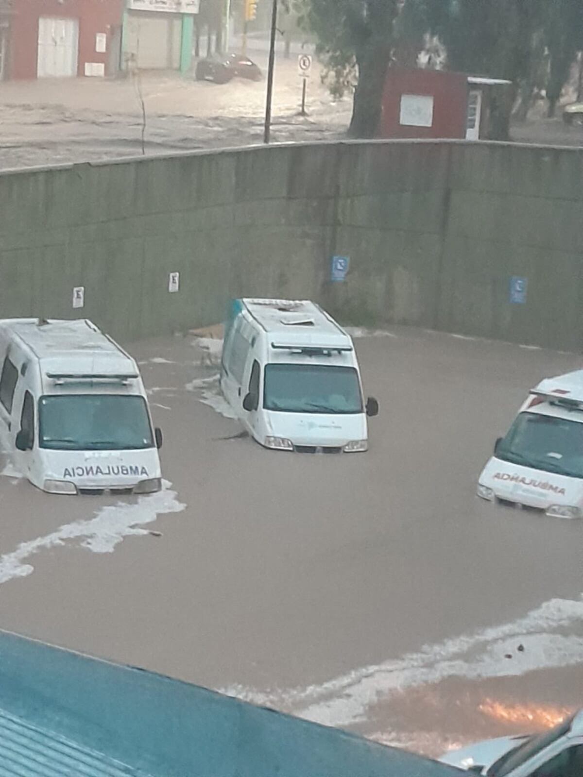 Las ambulancias quedaron bajo el agua en el hospital local de Bahía Blanca.