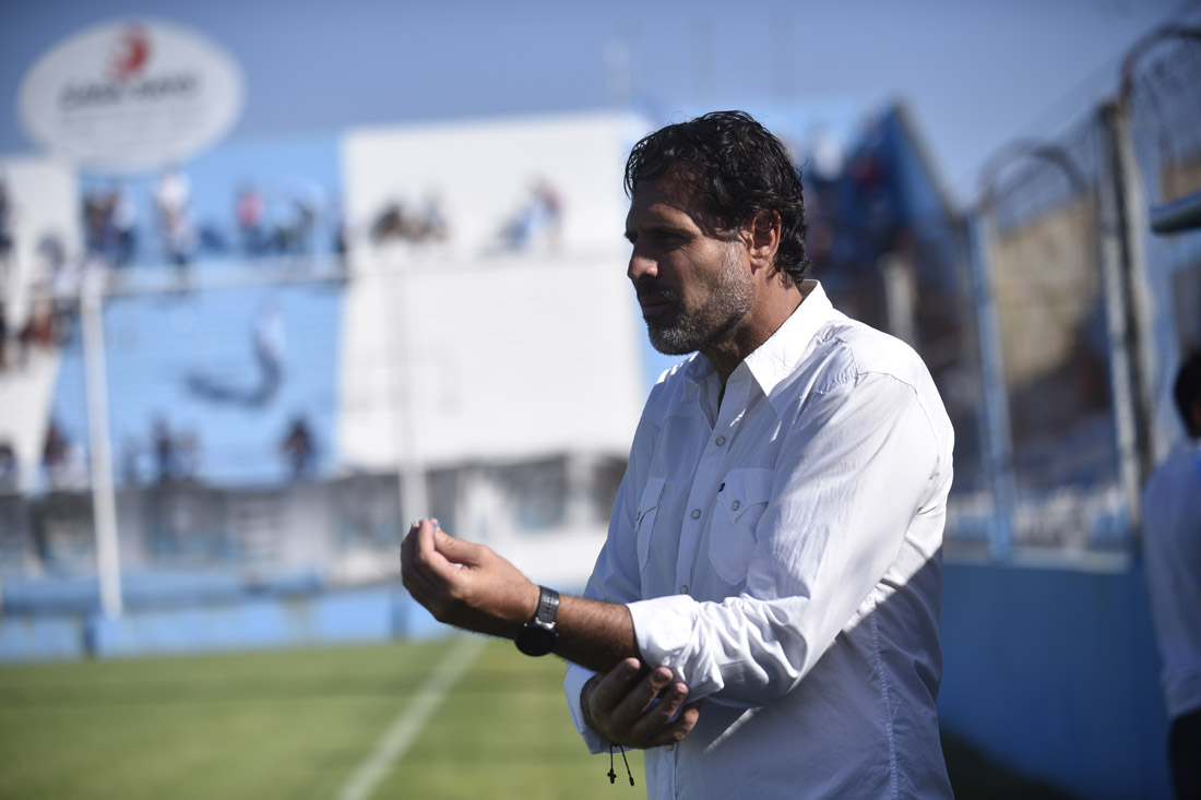 Carlos "Pichón" Bossio y su primera experiencia como DT principal en la Academia. Perfil bajo, cercanía al jugador y resultados. (Ramiro Pereyra / La Voz).