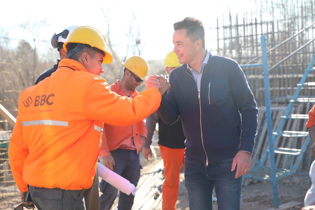 Calvo recorrió obras. (Prensa gobierno)