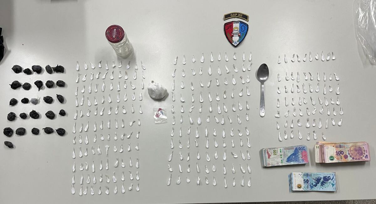 La Calera: un detenido llevaba cocaína y marihuana en el baúl de la moto. (Policía de Córdoba)