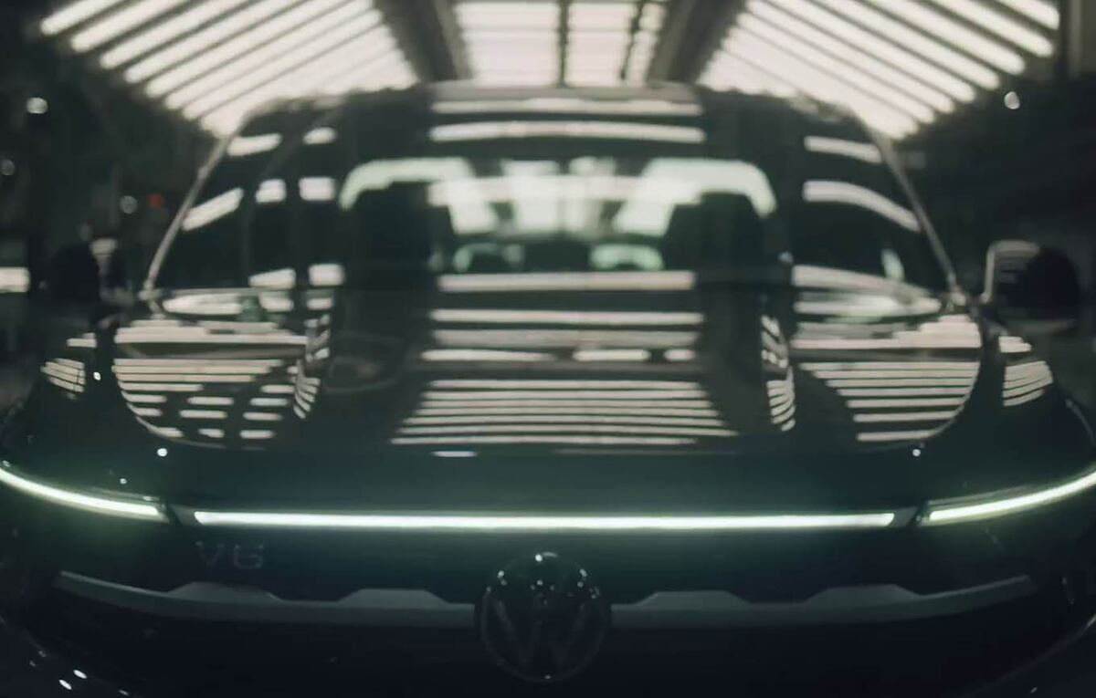 En el frontal se destaca la nueva parrilla y la faja de luz horizontal que une ambos faros, todo en tecnología LED.
