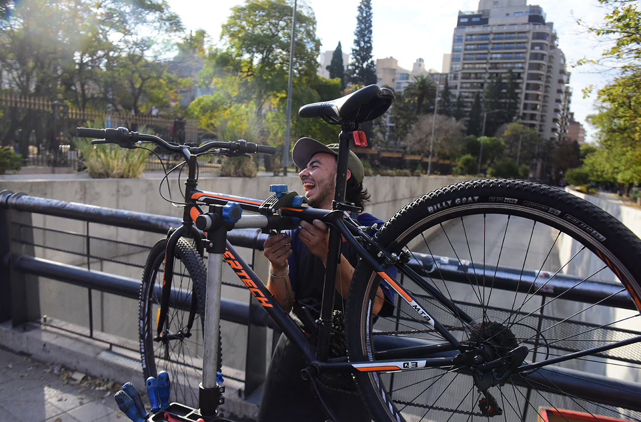 Agustín González bicicletero que repara las bicis de la gente y delivery gratis en la plaza España. (José Gabriel Hernández / La Voz)