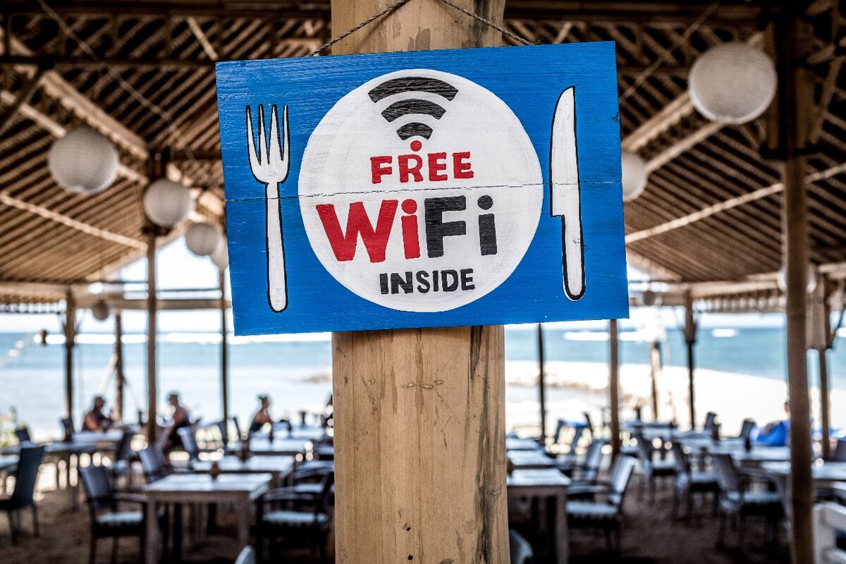 Google advierte: por qué conviene evitar el Wi-Fi público y cómo proteger tus datos bancarios