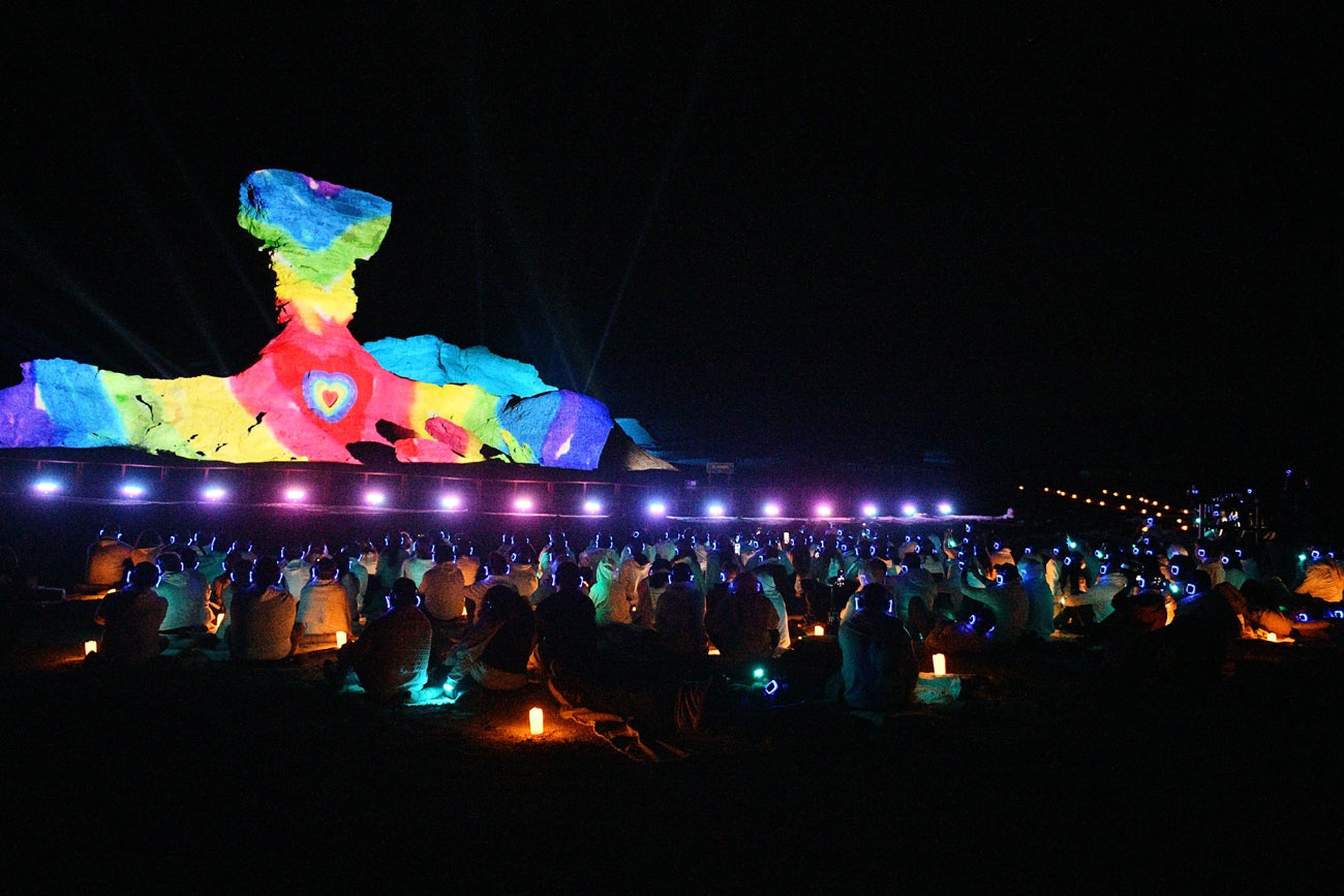 La banda británica Coldplay realizó una escucha anticipada de su disco Moon Music en el Valle de la Luna, en San Juan.  (Warner Music Argentina)