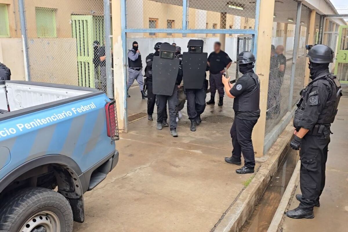 Trasladaron al jefe de "La Fiel" a la cárcel de Ezeiza. (Justicia).