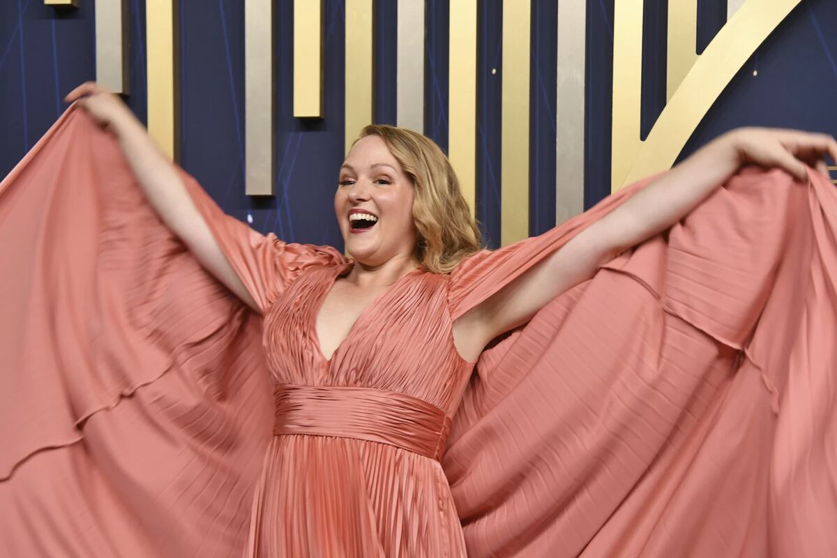 La comediante Ariel Dumas quiere levantar vuelo en la alfombra roja de los Emmy 2025. (AP)