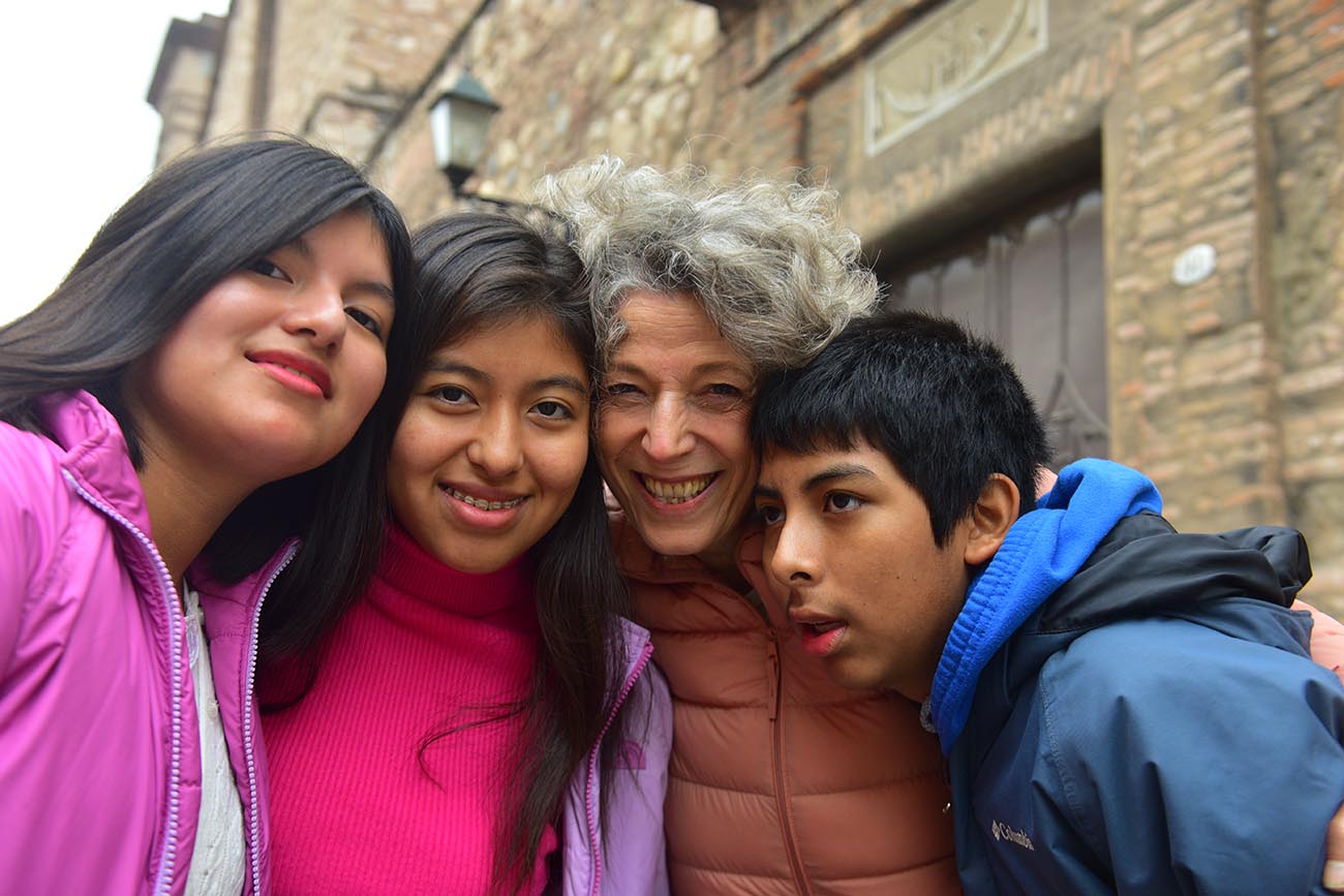 Adriana Tucci, madre adoptiva de tres hijos que presenta un libro en Córdoba. Brenda (19) agustina (17) y Salvador (15). (José Gabriel Hernández / La Voz)