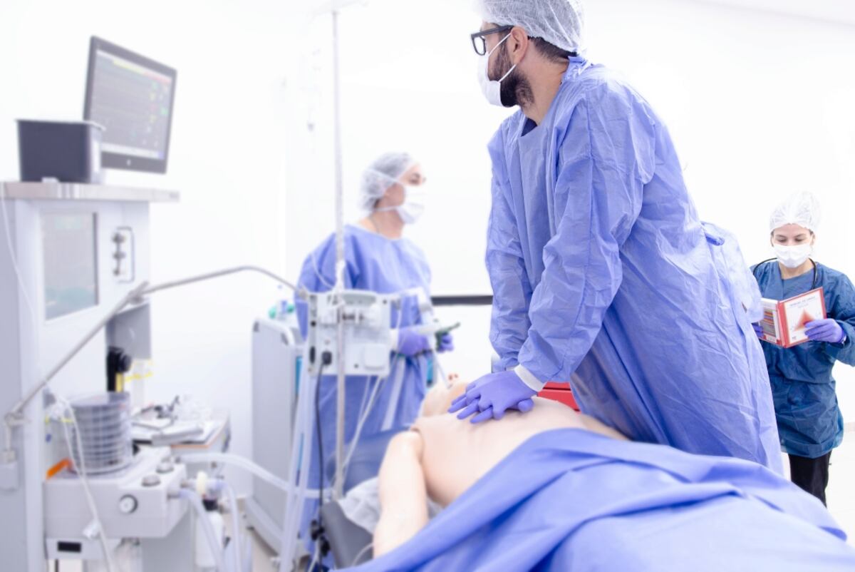 Anestesiólogos de Adaarc realizando maniobra de RCP en simulador. (Foto: Adaarc)