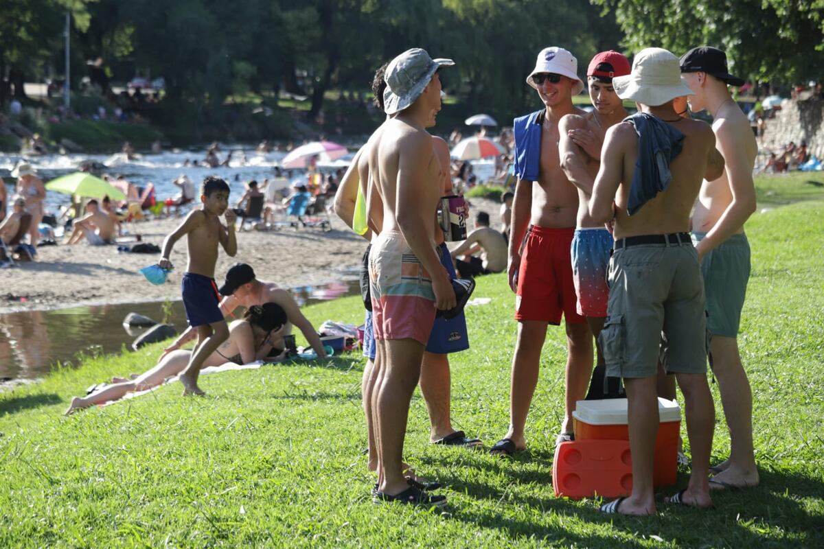 Sobre el río, en Santa Rosa de Calamuchita. Buena concurrencia esta semana, hasta que las lluvias y los ríos crecidos cambiaron la escena. (La Voz)